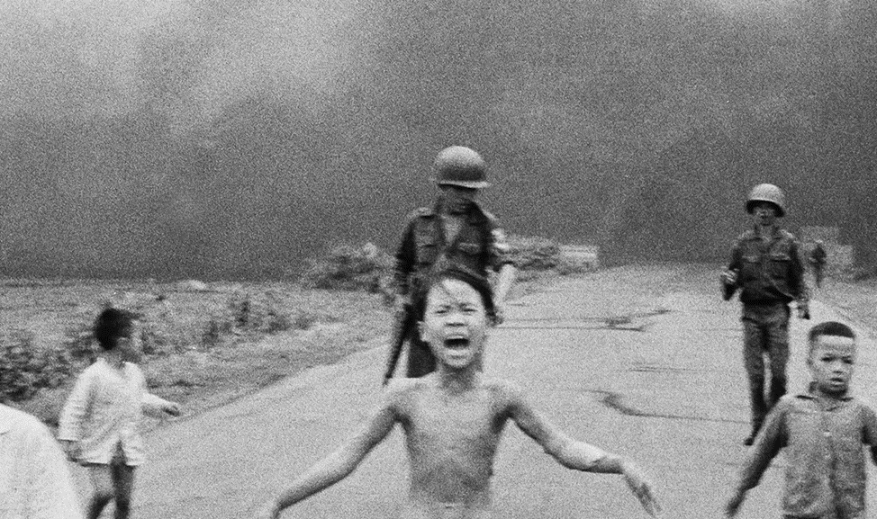 «Напалмовая девочка» (официальное название — «Ужас войны») — фотография, сделанная 8 июня 1972 года. На ней снята группа детей — после того, как авиация Южного Вьетнама сбросила бомбы на их деревню. В центре снимка — рыдающая обнаженная девочка, чья одежда сгорела во время бомбардировки. Девочка на фото — Фан Тхи Ким Фук. В 1972-м ей было девять лет. В результате бомбардировки она получила сильные ожоги, но врачам удалось спасти ей жизнь. Она провела в больнице больше года, перенесла 17 операций.