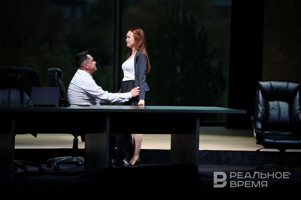    Алия Гарифуллина плачет в роли Рамзии. Кстати, на заднем плане — окно с видом на Нижний Кабан. Артем Дергунов / realnoevremya.ru