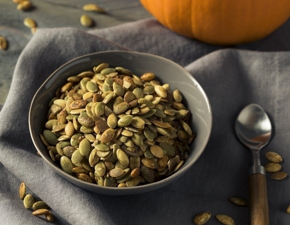 Сырые или жареные, очищенные или нет — вот как есть тыквенные семечки, чтобы их польза не испарилась