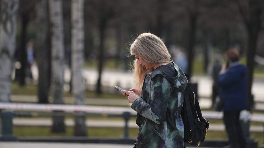 Новая схема мошенничества: зачем аферисты переводят вам деньги, как защитить себя и близких?