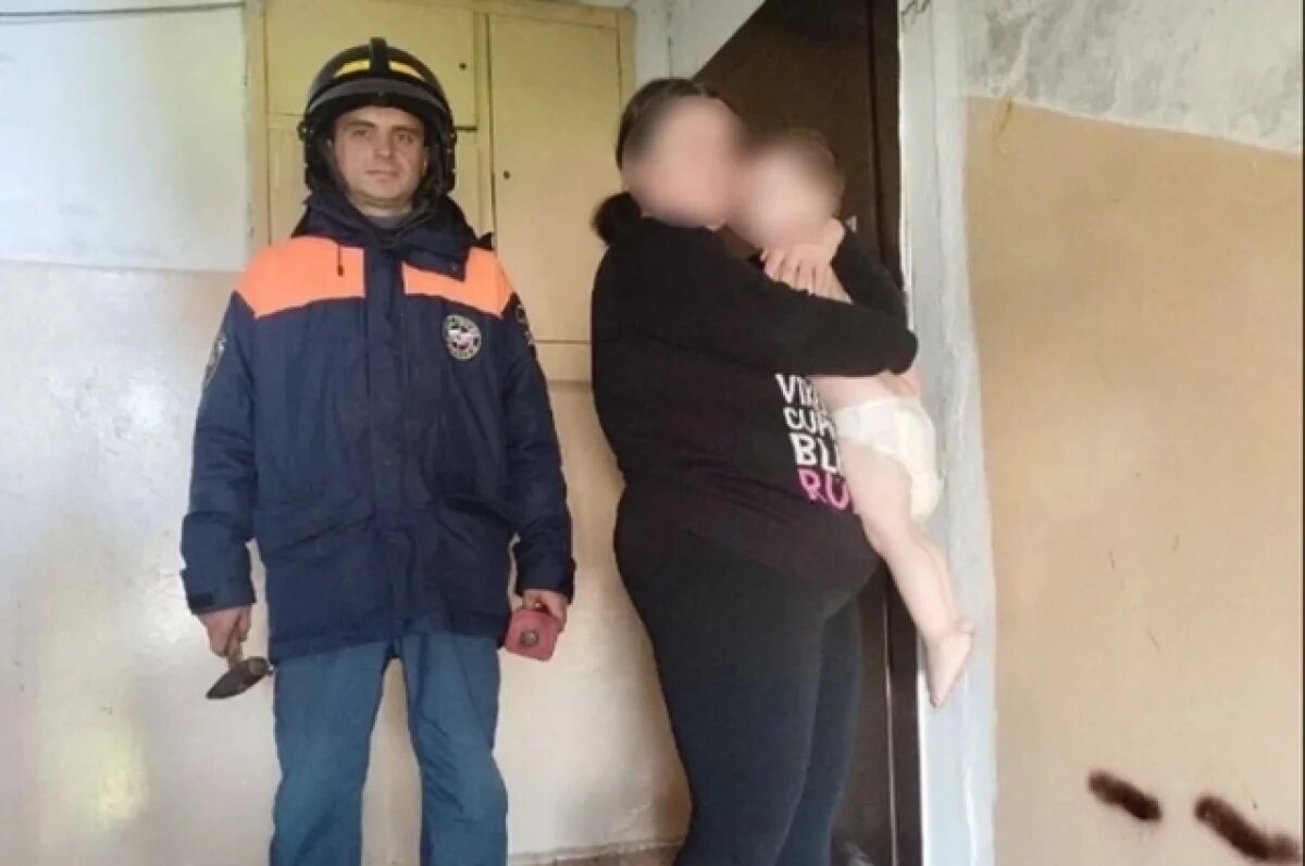    В Мамоново спасатели вскрыли квартиру, где оказались заперты малыши