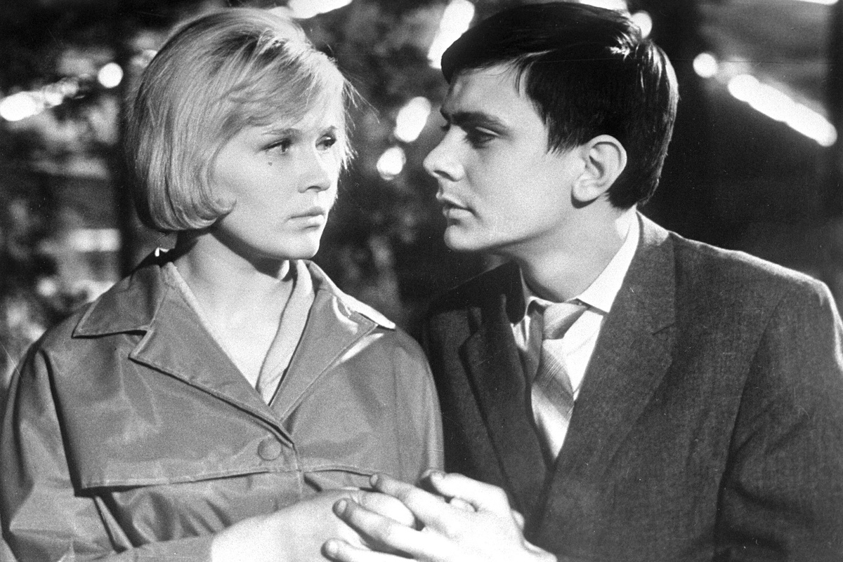    Артистка Галина Польских (слева) и артист Никита Михалков (справа) на съемках фильма "Я шагаю по Москве"./РИА Новости