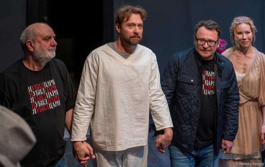 После премьеры спектакля "Я убил царя" (слева направо: режиссер Владимир Мирзоев, актер Олег Дуленин, драматург Олег Богаев) . Фото из открытых источников