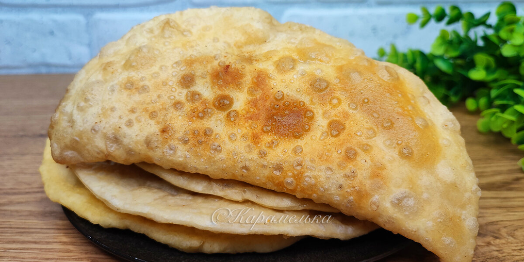 Чебуреки с изюминкой: сочная начинка и тесто с пузырьками