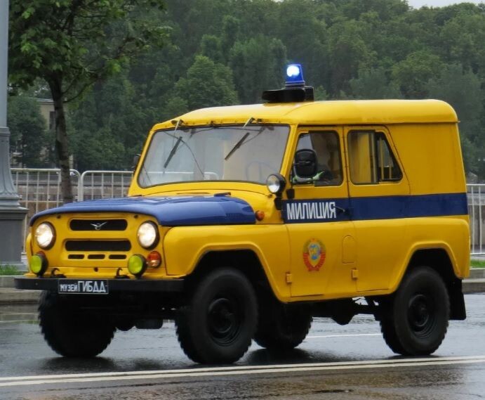 Всё такой же. Прошло почти сорок лет, а сменилась только окраска...