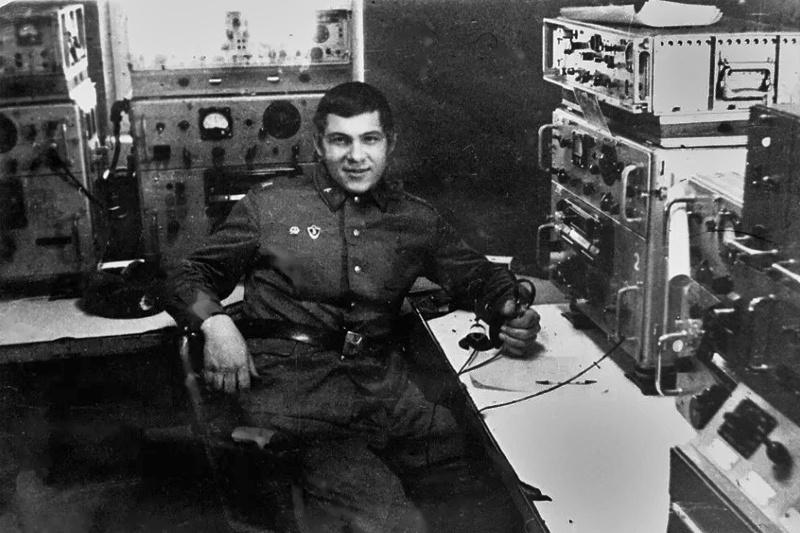 Фото 1970-х гг. с точкой слухового перехвата, опубликованное Владимиром Вакарем в группе служивших здесь в Одноклассниках.