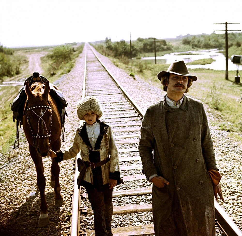    Первый «полный метр» Никиты Михалкова, снятый им в 28 лет, сразу сделал его известным режиссером.Кадр из фильма «Свой среди чужих, чужой среди своих» (1974)