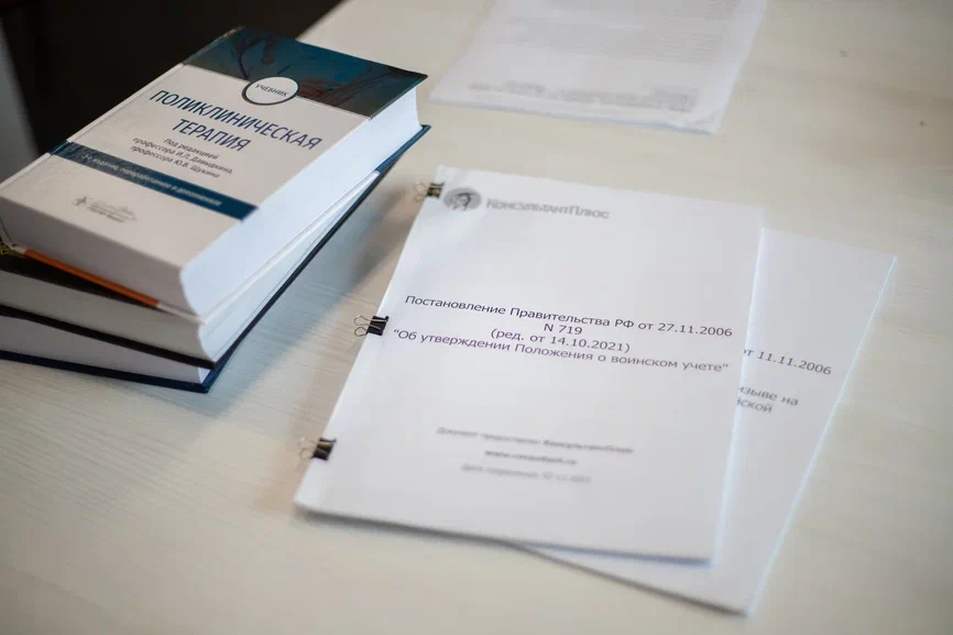 Проходя медицинскую комиссию, лучше просто отвечать на вопросы. Тем, кого заподозрят в симуляции, доверять будут заведомо меньше.