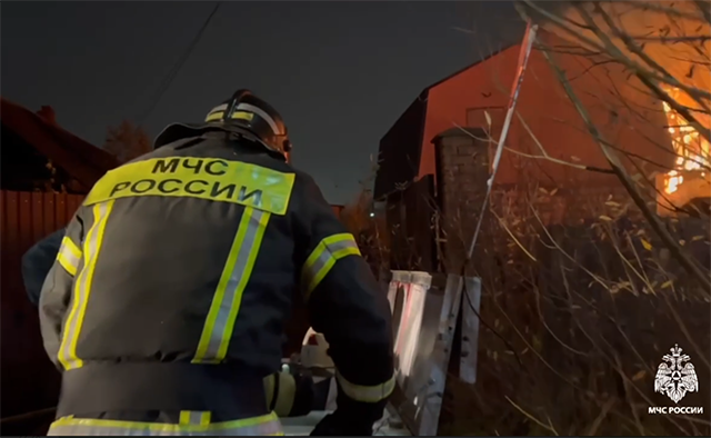 В Твери мощный пожар в доме на Локомотивной тушили 54 пожарных