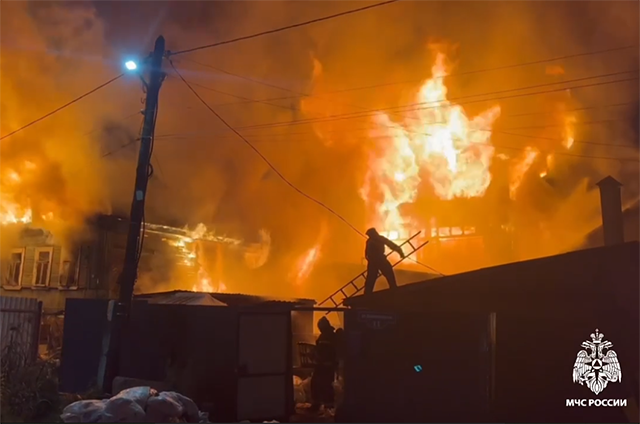 В Твери мощный пожар в доме на Локомотивной тушили 54 пожарных