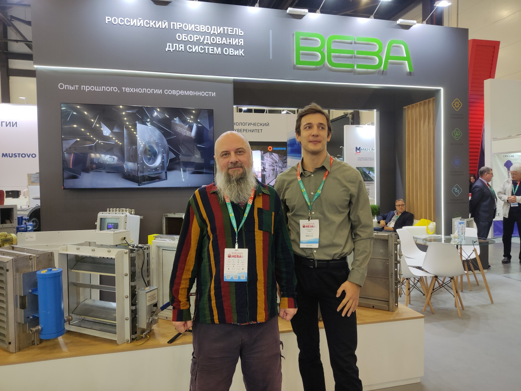 Стенд компании ООО "Веза" на выставке "НЕВА-2025", слева в кадре ведущий технический специалист ООО "ВЕЗА" Андрей Кудрявцев / Фото: Корабел.ру  📷
