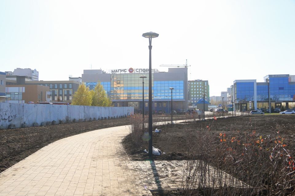    Финал благоустройства парка на улице Шумакова, 9 в Барнауле. Октябрь 2025 года. Источник: Виталий Барабаш/"Толк"