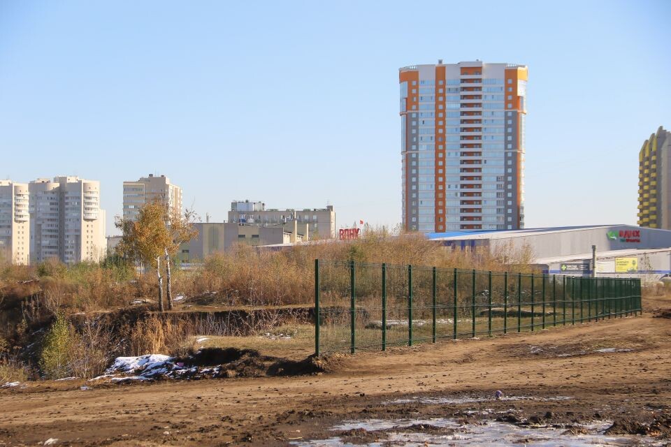    Финал благоустройства парка на улице Шумакова, 9 в Барнауле. Октябрь 2025 года. Источник: Виталий Барабаш/"Толк"