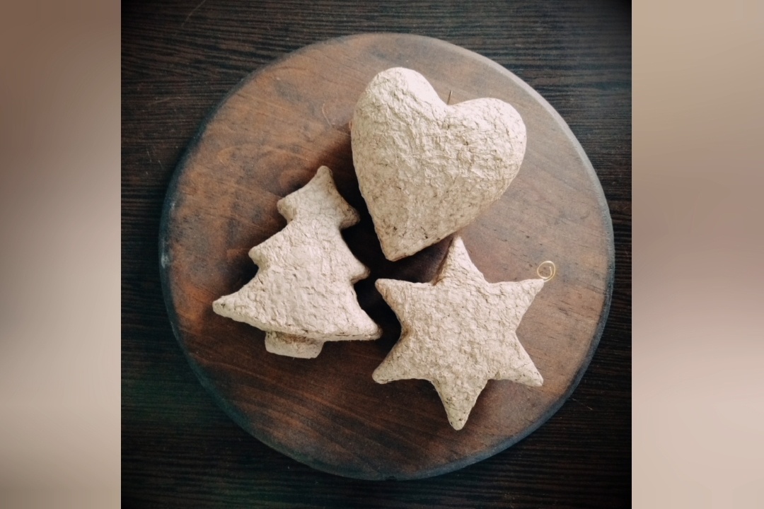 Используя форму-шаблон и массу папье-маше можно сделать большое количество объемных заготовок для творчества