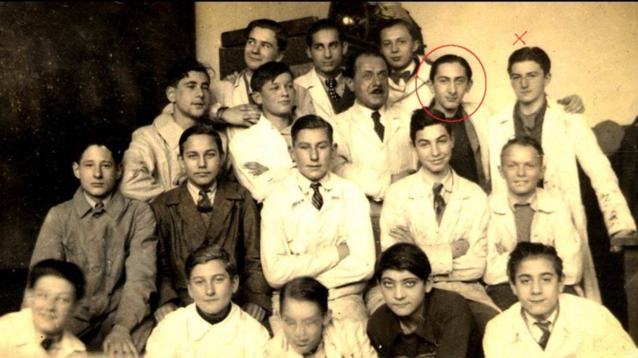 Шмулевич (выделен) с преподавателем и однокурсниками, Страсбург, не позднее 1939 года.