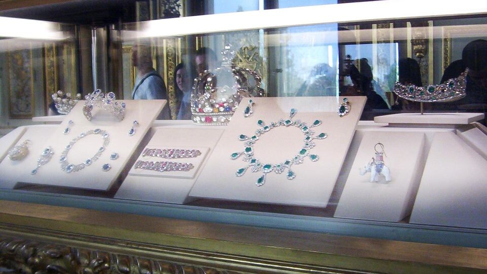    Витрина с диадемой и короной императрицы Евгении, и другими драгоценностями. owensdt1 / Википедия