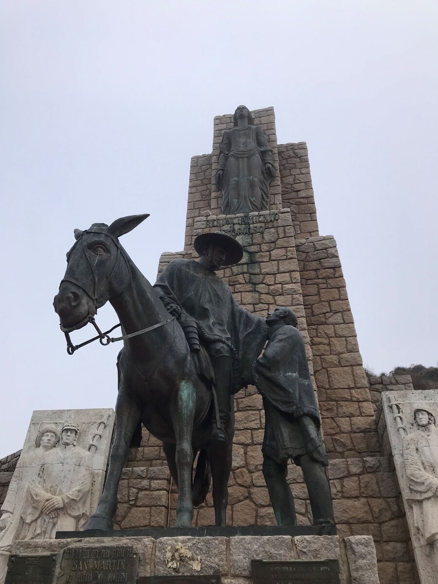 Единственный памятник Сан-Мартину, где он изображен не на лошади, а на муле. Обычно его изображают на лошади, потому что так получается более эпично:)