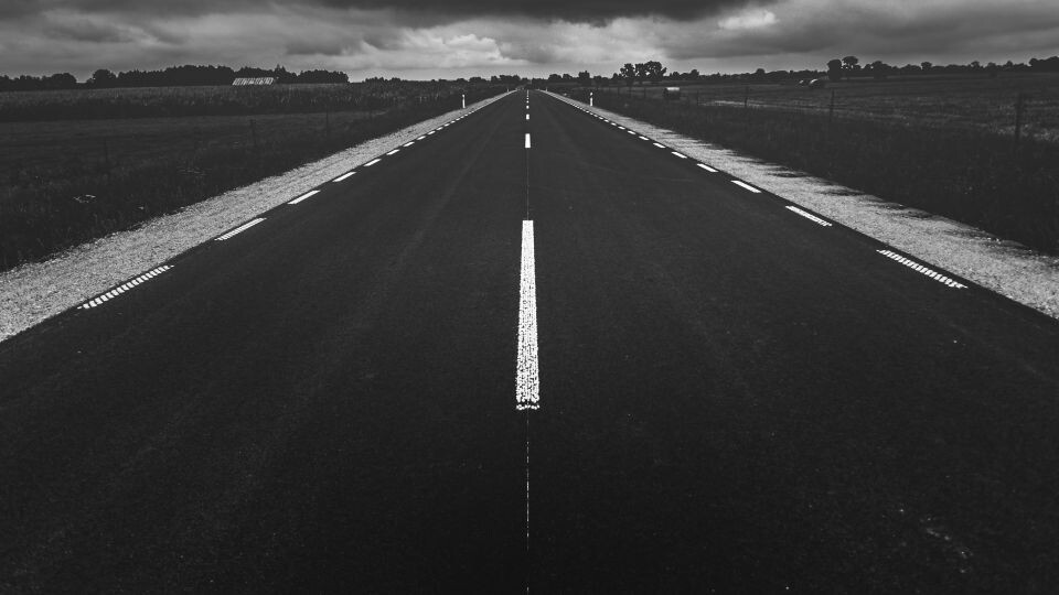    Дорога. Асфальт . Источник: unsplash.com