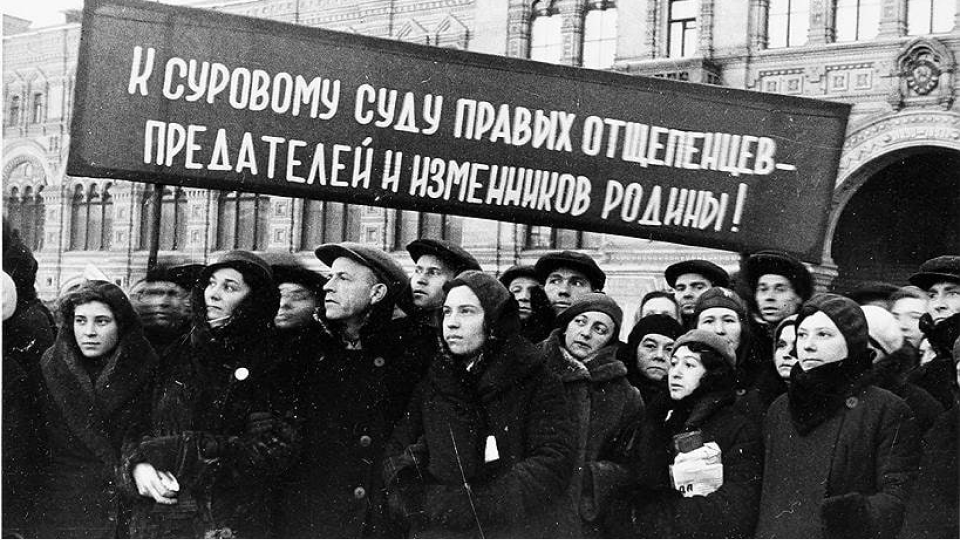 Митинг на Красной площади, посвященный приговору Верховного Суда над троцкистами, 1937 год.