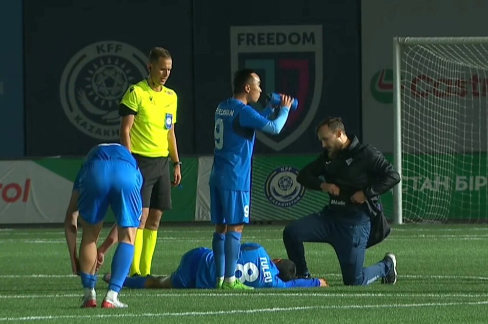    19-летний нападающийДиас Толеу лег на газон и попытался размять ногу, но причина плохого самочувствия, видимо, была не в ней. Фото: соцсети