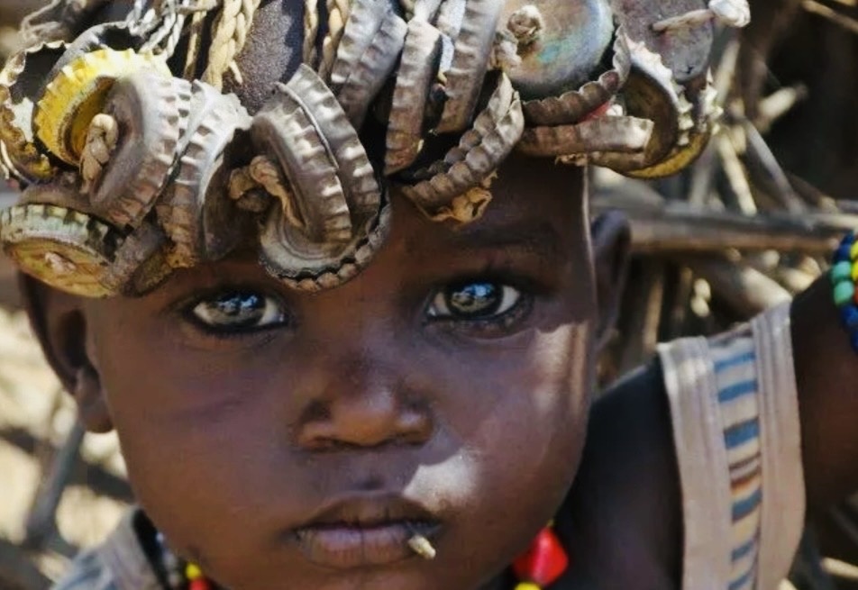 Прически из бытового мусора - отличительная черта племени 