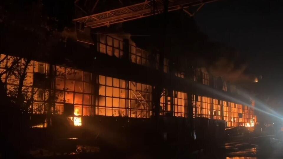     Склад загорелся на площади 12 тыс. квадратных метров под Астраханью t.me/МЧС России