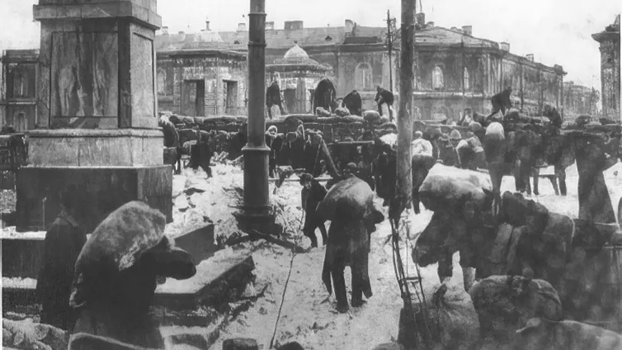 Строительство баррикад в Петрограде во время наступления армии генерала Юденича, 1919 год