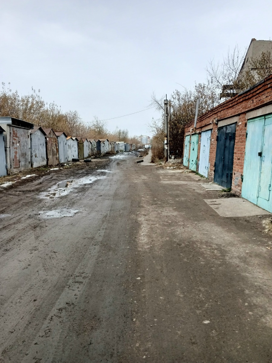 Шикарный путь до п-ки. Правда шикарный - видите, там тротуар теперь есть. А до этого мы тут по грязи и снегу с детьми чапали как получится, ведь детская пк ещё дальше взрослой, а путь один)