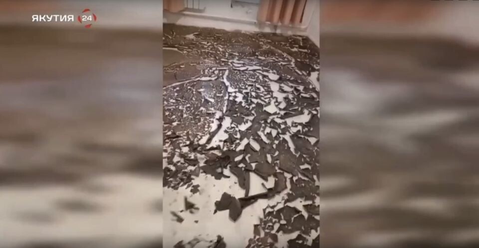    Покрытый засохшими фекалиями пол. Источник: кадр сюжета телеканала "Якутия 24", опубликовано на vk.com/podslushano_v_yakutske