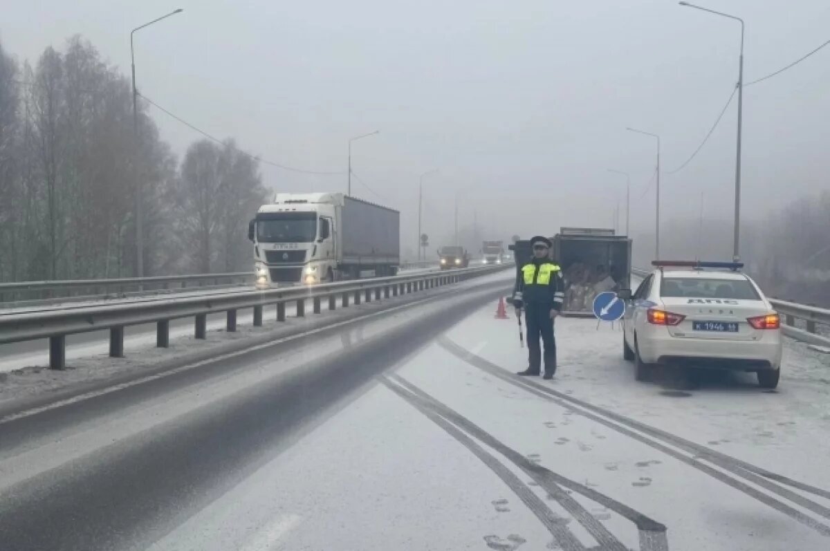    Грузовик опрокинулся на Пермском тракте, перекрыв движение