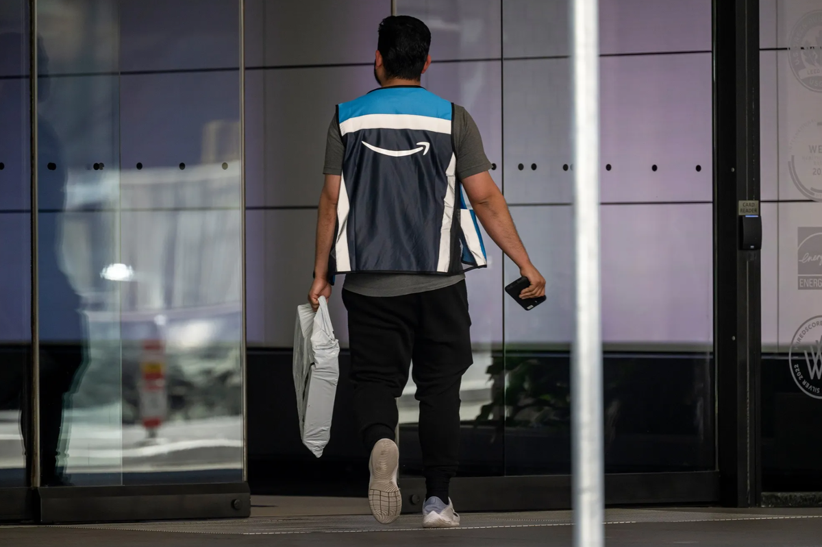 Amazon недавно объявила о повышении стоимости доставки каждой посылки на 20 % до 12 центов. Фотограф: Дэвид Пол Моррис/Bloomberg