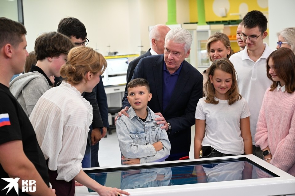    Мэр Москвы Сергей Собянин во время открытия нового корпуса школы №58. Михаил ФРОЛОВ