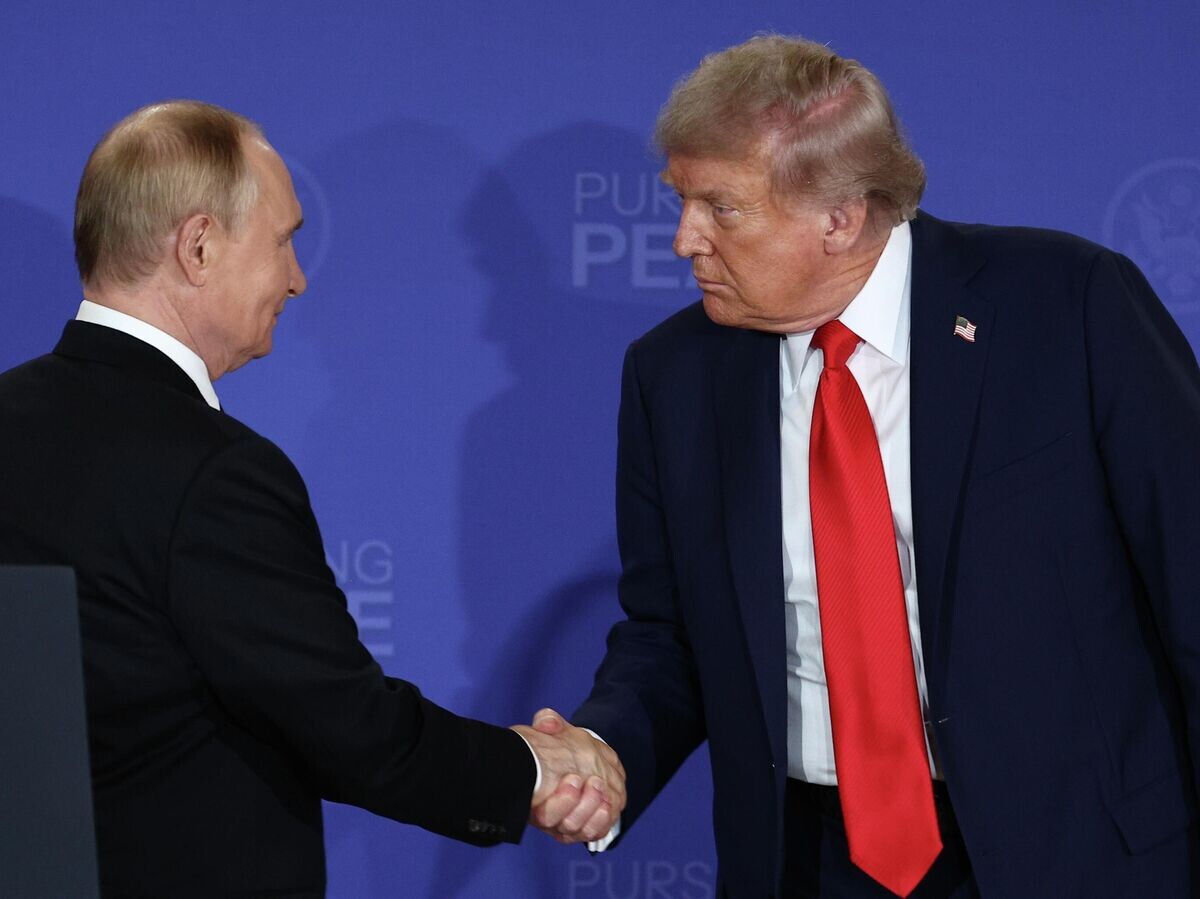    Президент РФ Владимир Путин и президент США Дональд Трамп на совместной пресс-конференции по итогам переговоров на Аляске.© РИА Новости / POOL