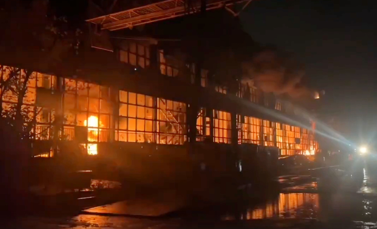 В Астрахани огнеборцы ликвидируют  крупный пожар на складе 