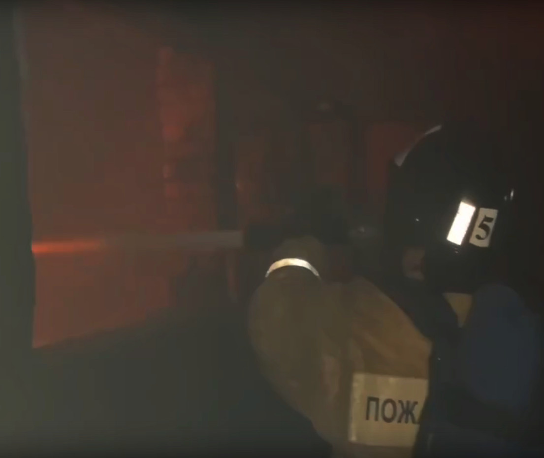 В Астрахани огнеборцы ликвидируют  крупный пожар на складе 