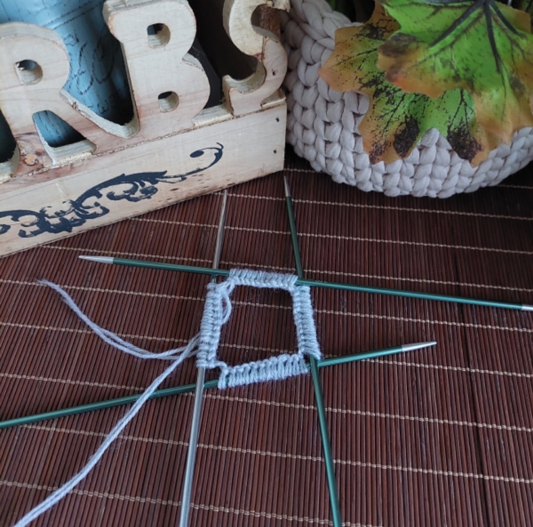 Петли на четырёх спицах.