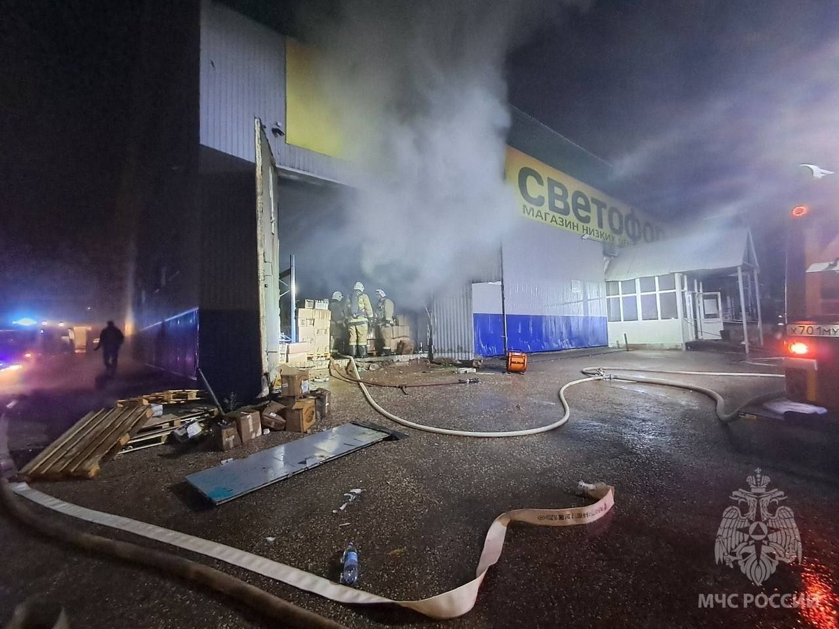    Ночью в Стерлитамаке 30 пожарных боролись с крупным возгоранием в магазине