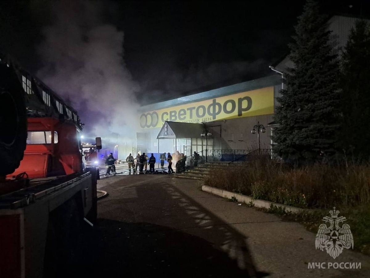    Ночью в Стерлитамаке 30 пожарных боролись с крупным возгоранием в магазине