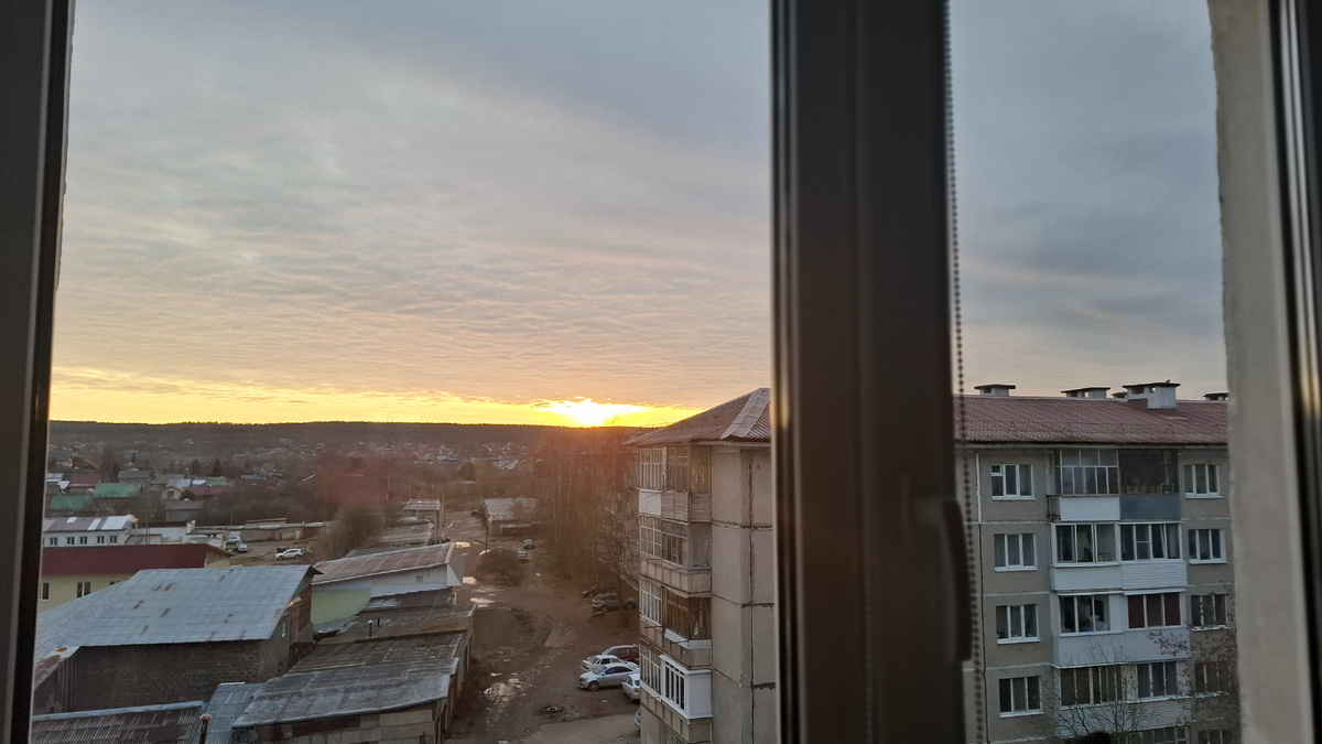 Рассвет за окном. Мааааленькая надежда, что день будет солнечный.