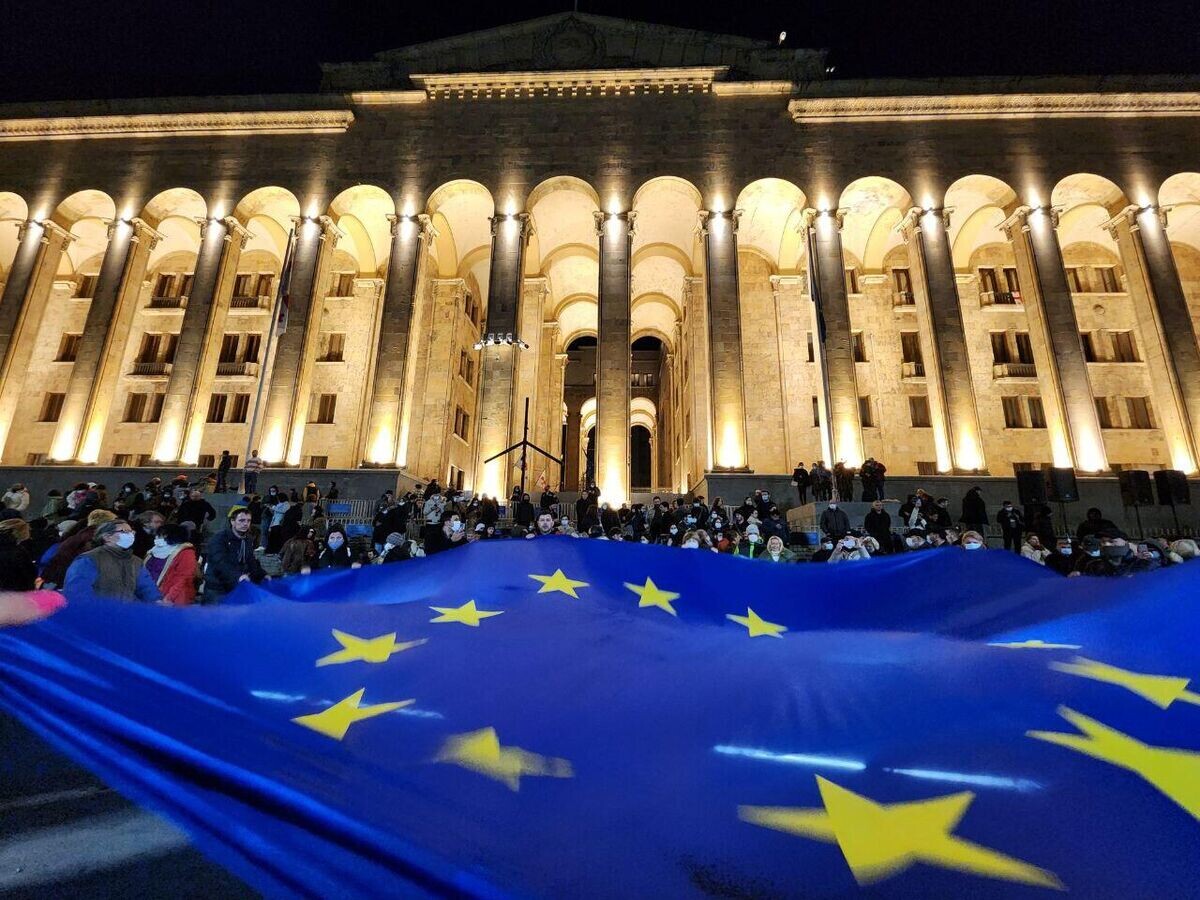    Флаг Евросоюза у здания парламента Грузии в центре Тбилиси© Sputnik