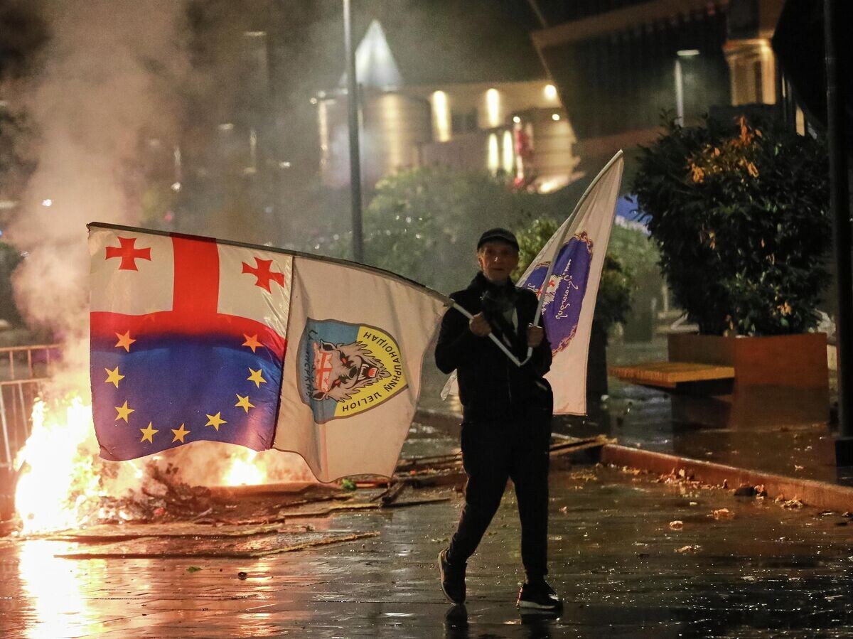    Беспорядки после митинга оппозиции в Тбилиси© AP Photo / Zurab Tsertsvadze