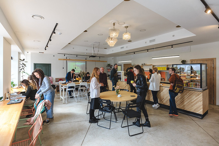 «Мы решили открыть проект с кухней, хорошей кофемашиной и большим количеством посадочных мест, чтобы больше взаимодействовать с гостями» Фото: «БИЗНЕС Online»