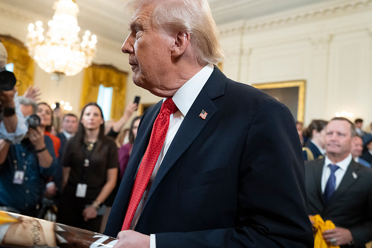    «Трамп говорил, что может за сутки закончить войну на Украине. А после встречи с Владимиром Путиным на Аляске и перед последним разговором с нашим президентом он решил передать Украине ракеты «Томагавк».   
Фото: © Mattie Neretin — CNP / Consolidated News Photos / www.globallookpress.com