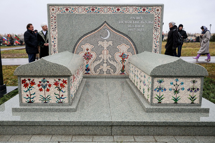    К двухлетней годовщине со дня смерти народного поэта Татарстана Разиля Валеева официально открыли памятник