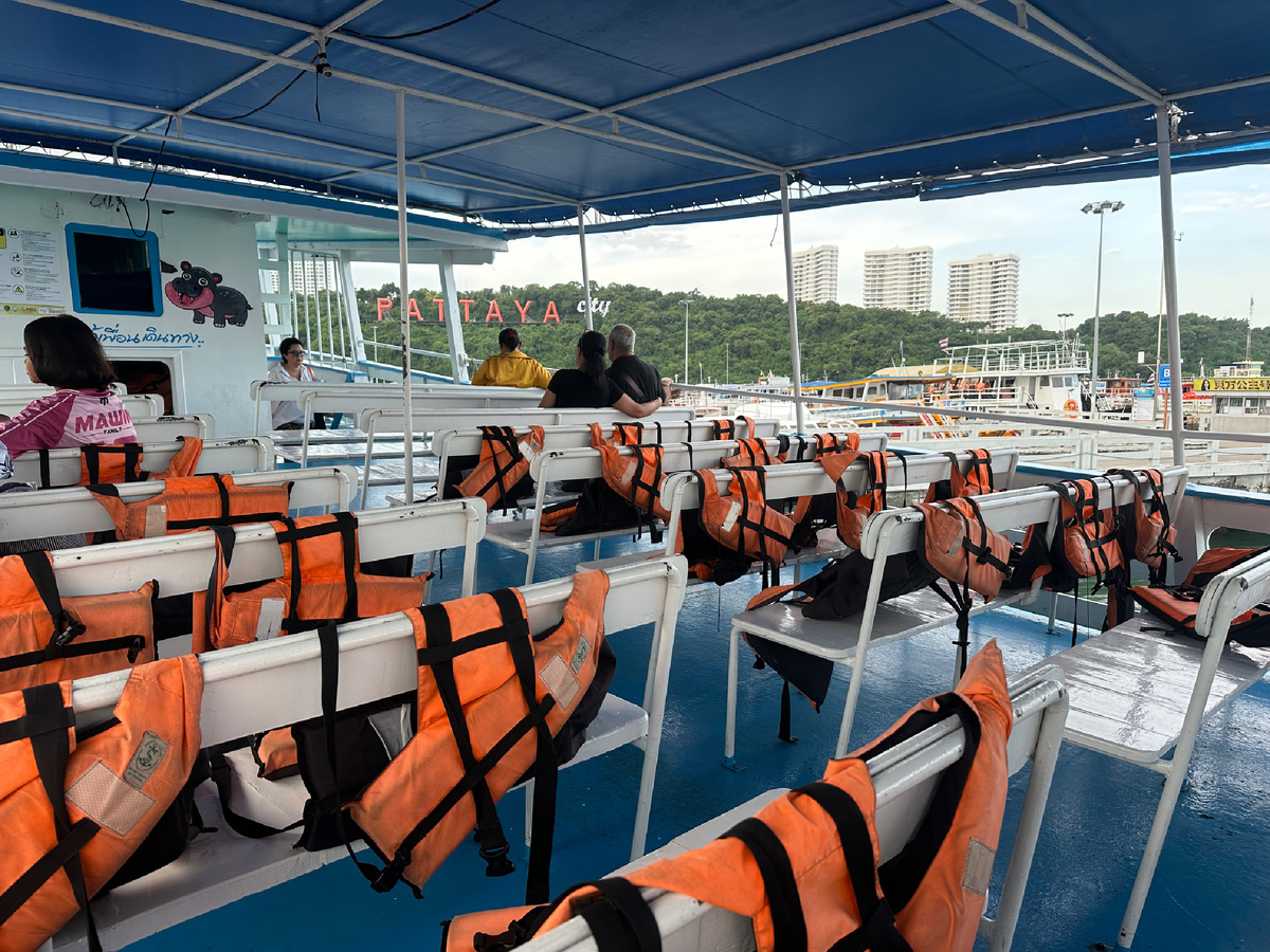 Паром пустой в 7.30 из Паттайи.