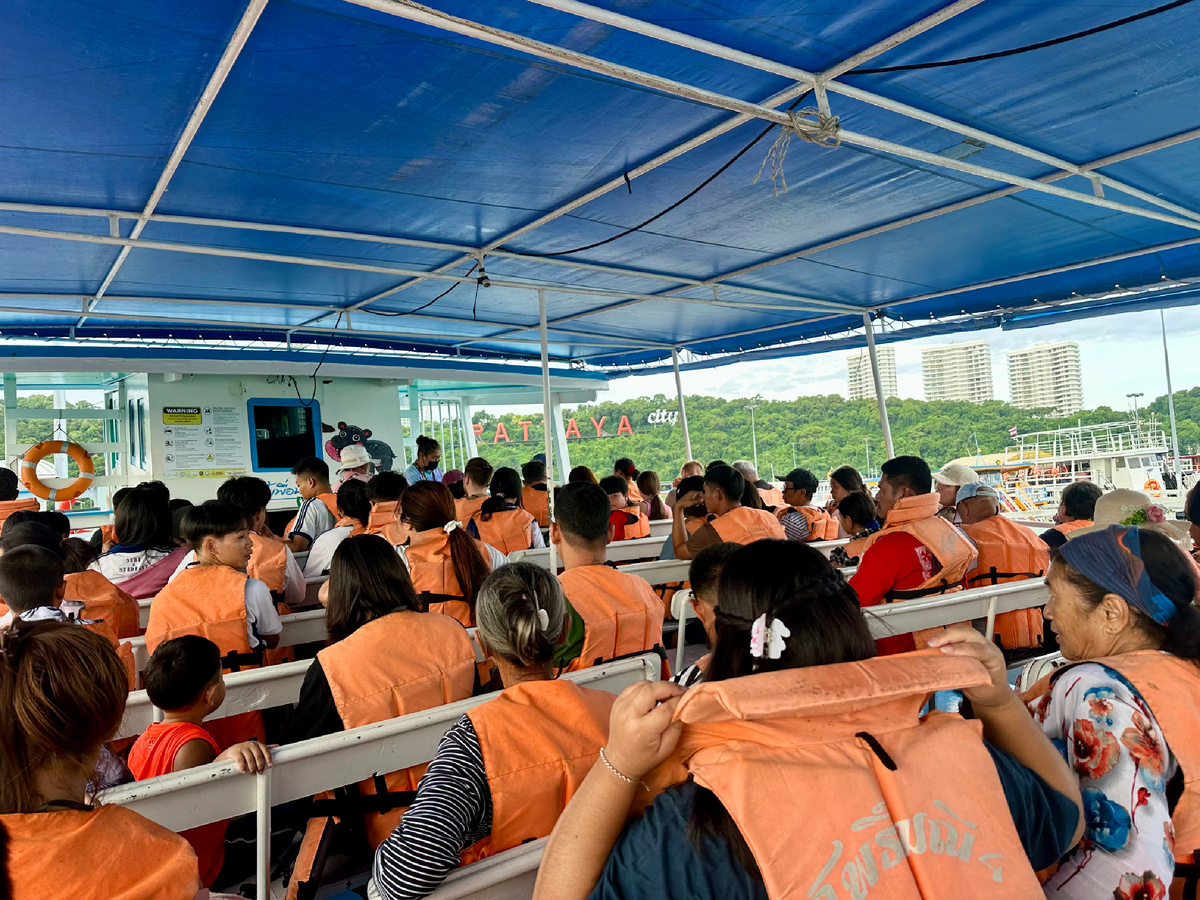 Паром с людьми, все надели жилеты.