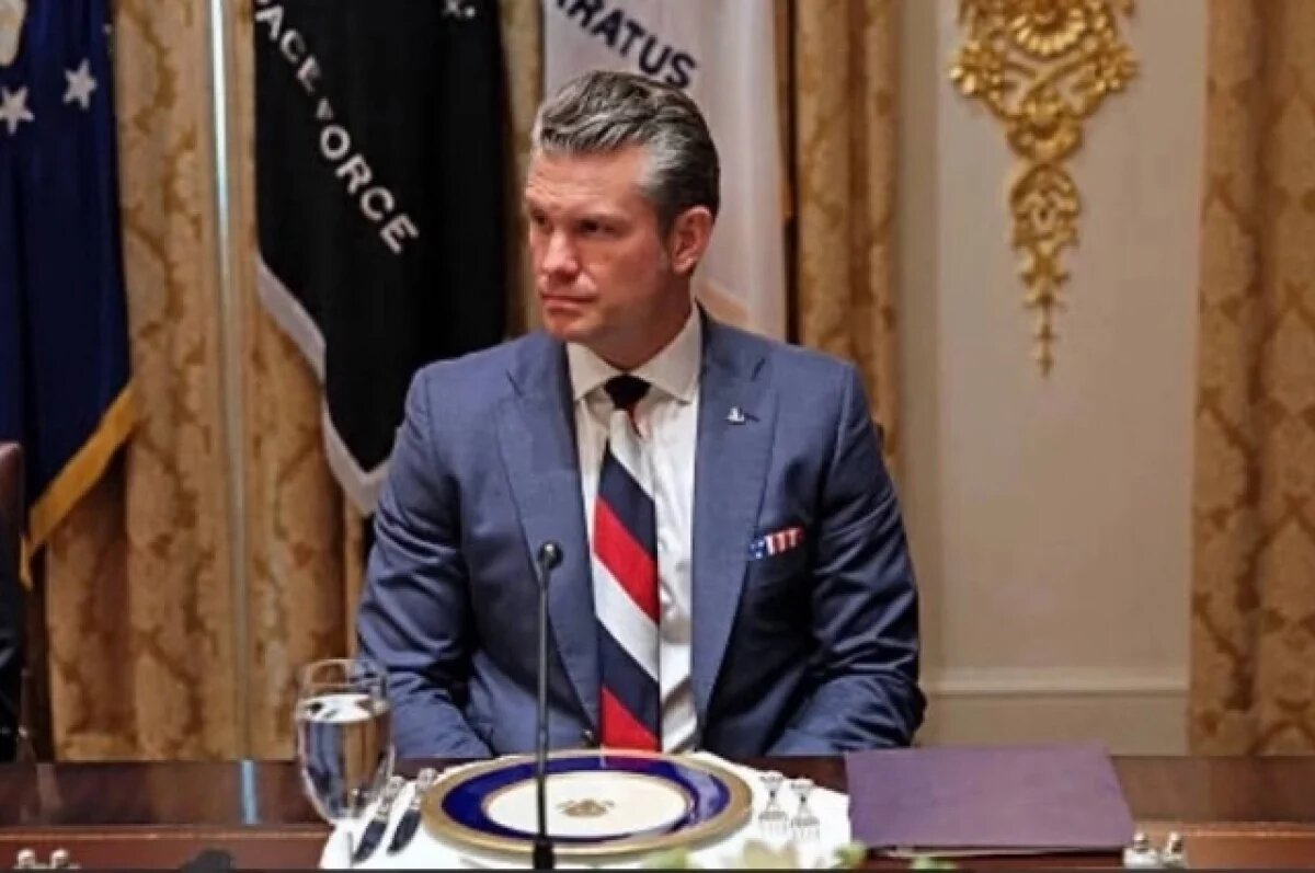    Пентагон ответил шуткой на вопрос о галстуке Хегсета с цветами флага России