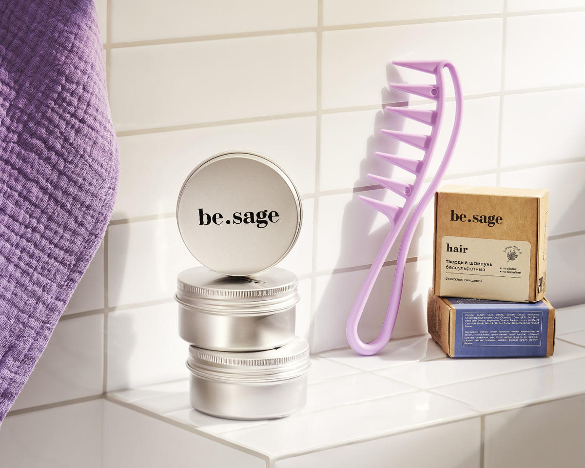 На фото: кейс для хранения и твердые шампуни be.sage