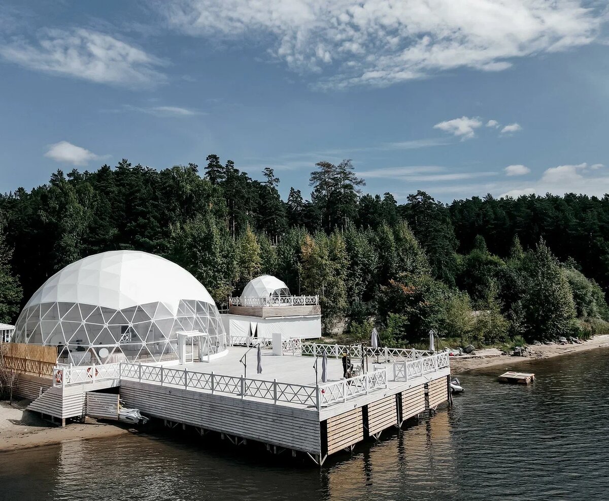 На территории Хвои. Сейчас там, конечно, не так зелено