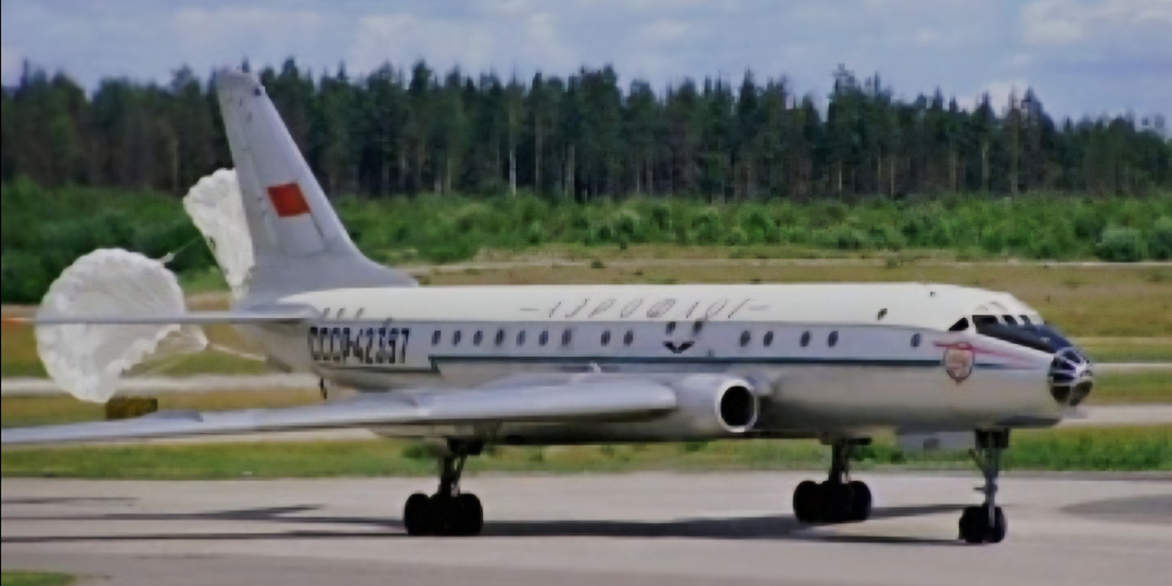 Самолёт Ту-104: Как советский Летающий Тюльпан покорил мир и напугал всех до чертиков